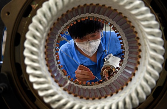 People at work on workshop at Xayeeco plant