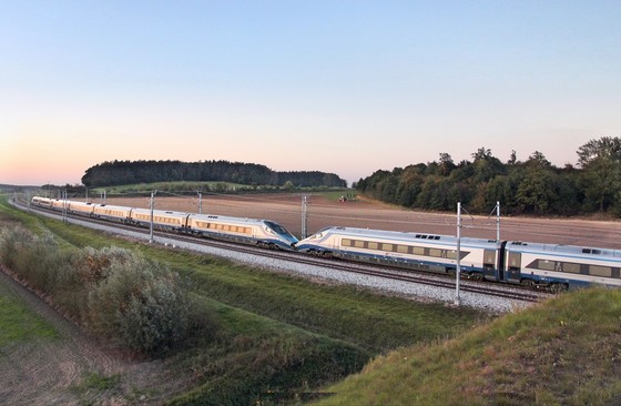 Pendolino_trains_on_railway_tracks_in_Poland