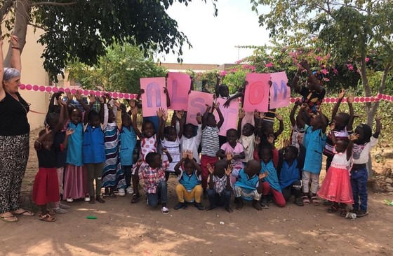 Niños_con_pancarta_Alstom_Foundation.jpg