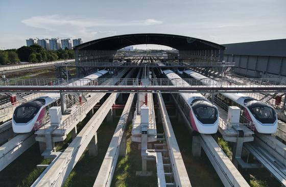 Pink_Yellow_Line_Monorail_Thailand.jpg