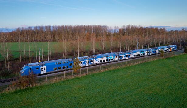 Image of the Omneo Premium Sud train in the autumn countryside 