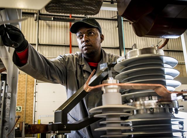 Employee mounting a Mitrac Protect™ VCB platine